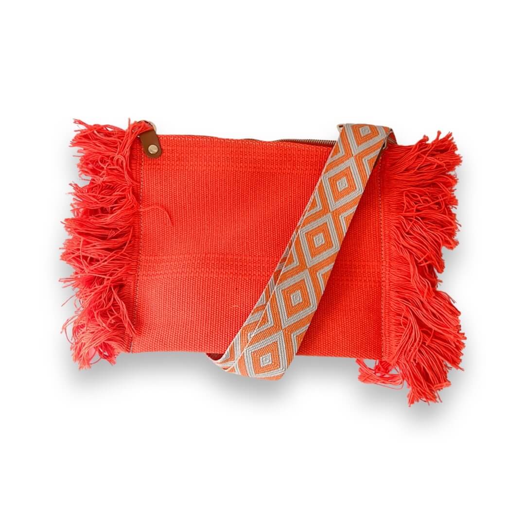 Bandolera mujer con iniciales flecos