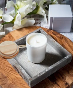 Vaso blanco con tapa de madera