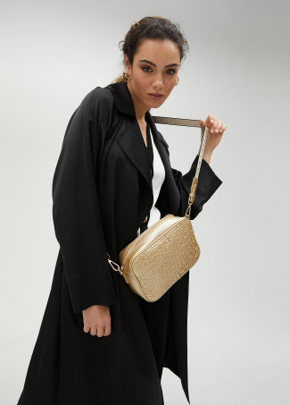 Bandolera grabado monograma efecto piel Dorado Lola Casademunt - Imagen 2