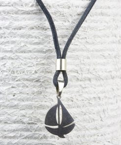 Colgante velero de plata con cordón de cuero