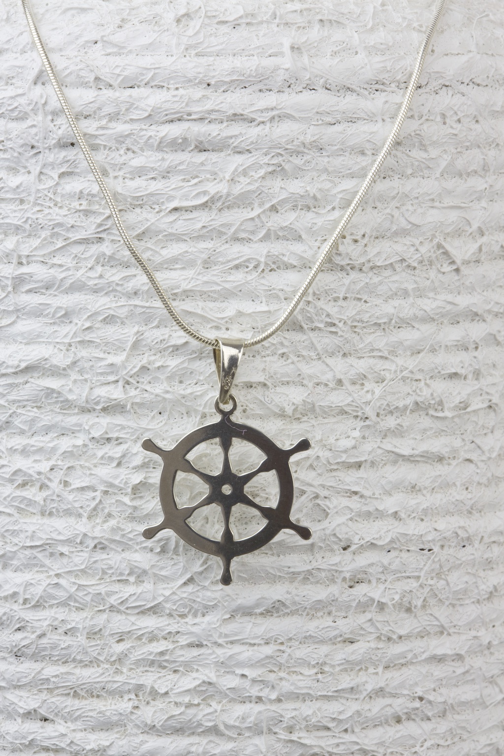 Colgante timón de plata con cadena